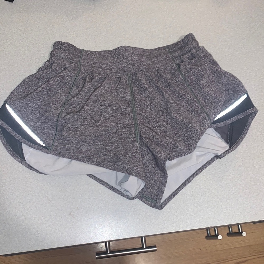 Lululemon Short- Hottie hot 2.5 inches